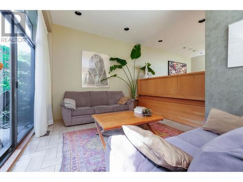 5703 Westport Wynd, West Vancouver, BC - Indoor Photo Showing Living Room