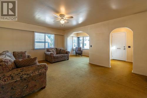 470 Heales Avenue, Penticton, BC - Indoor Photo Showing Living Room