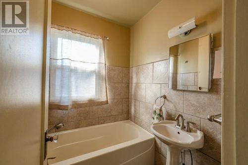 470 Heales Avenue, Penticton, BC - Indoor Photo Showing Bathroom