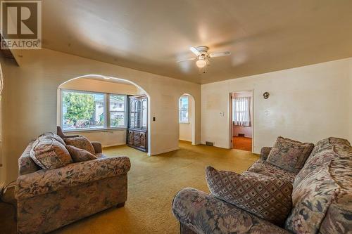 470 Heales Avenue, Penticton, BC - Indoor Photo Showing Living Room