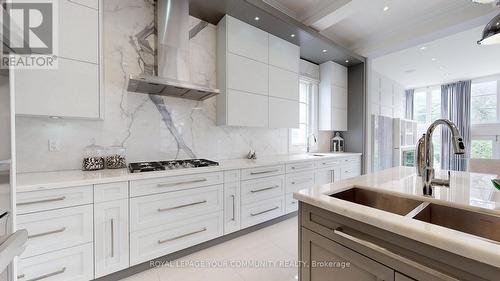 16 Claridge Drive, Richmond Hill (South Richvale), ON - Indoor Photo Showing Kitchen With Double Sink With Upgraded Kitchen