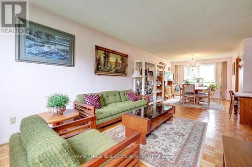 738 Damien Way, Mississauga (Erindale), ON - Indoor Photo Showing Living Room