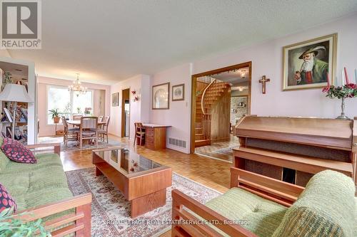 738 Damien Way, Mississauga (Erindale), ON - Indoor Photo Showing Living Room