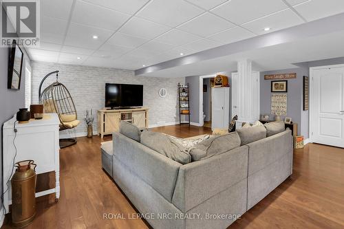 11 Vision Place, Hamilton, ON - Indoor Photo Showing Living Room