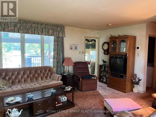 867 Mosley Street, Wasaga Beach, ON - Indoor Photo Showing Living Room