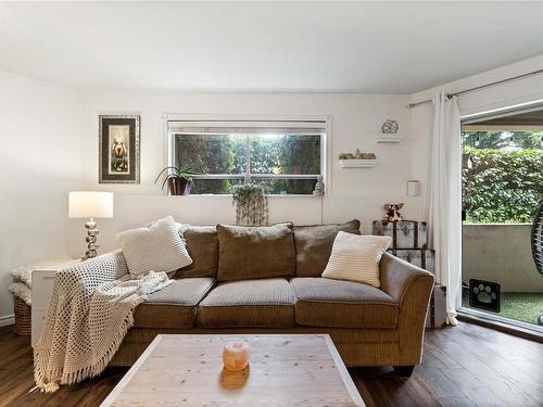 104-1900 Bowen Rd, Nanaimo, BC - Indoor Photo Showing Living Room