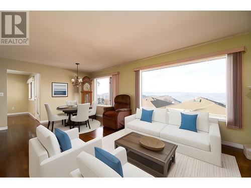 14-2030 Van Horne Drive, Kamloops, BC - Indoor Photo Showing Living Room