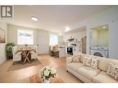 1725 Balsam Place, Kamloops, BC - Indoor Photo Showing Living Room