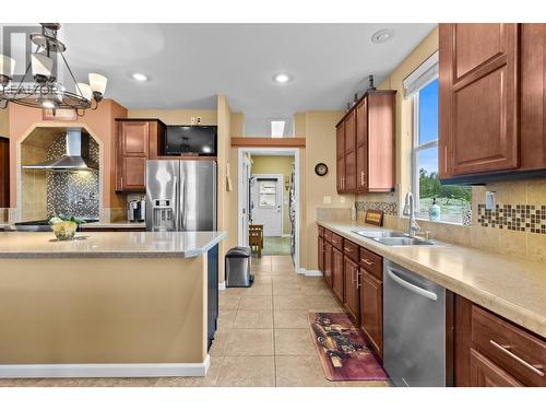 7629 Barnhartvale Road, Kamloops, BC - Indoor Photo Showing Kitchen With Double Sink