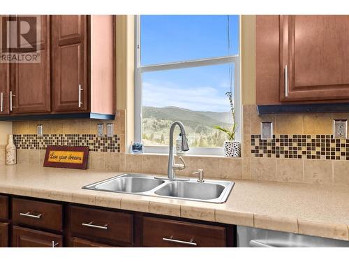 7629 Barnhartvale Road, Kamloops, BC - Indoor Photo Showing Kitchen With Double Sink