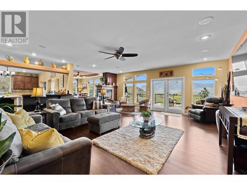 7629 Barnhartvale Road, Kamloops, BC - Indoor Photo Showing Living Room