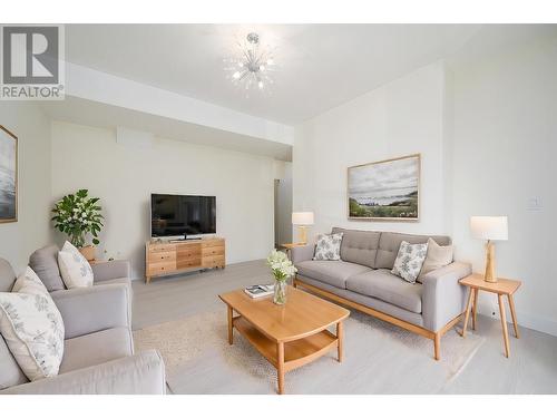 115-2648 Tranquille Rd, Kamloops, BC - Indoor Photo Showing Living Room