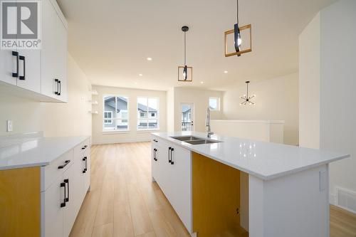 115-2648 Tranquille Rd, Kamloops, BC - Indoor Photo Showing Kitchen With Double Sink With Upgraded Kitchen