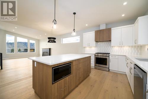 2165 Galore Cres, Kamloops, BC - Indoor Photo Showing Kitchen With Stainless Steel Kitchen With Upgraded Kitchen