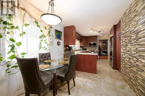 1091 Wildwood Drive, Kamloops, BC - Indoor Photo Showing Dining Room