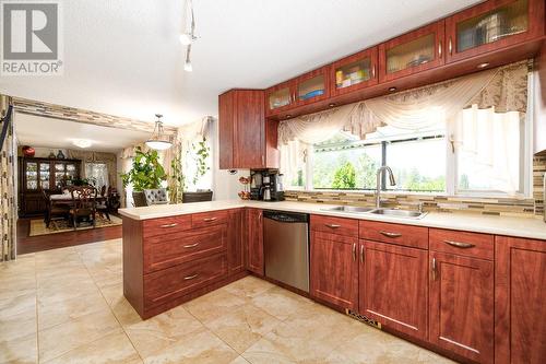 1091 Wildwood Drive, Kamloops, BC - Indoor Photo Showing Kitchen With Double Sink