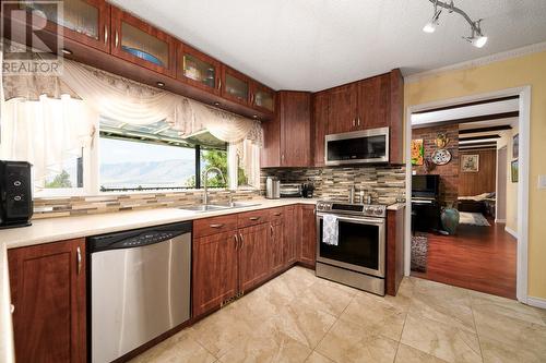 1091 Wildwood Drive, Kamloops, BC - Indoor Photo Showing Kitchen With Double Sink