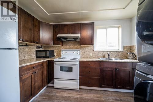 342/344 Fortune Drive, Kamloops, BC - Indoor Photo Showing Kitchen With Double Sink