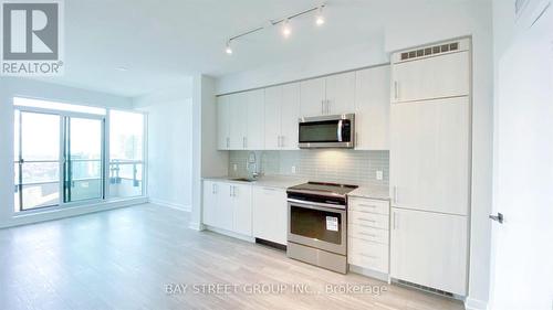 1919 - 4055 Parkside Village Drive, Mississauga, ON - Indoor Photo Showing Kitchen