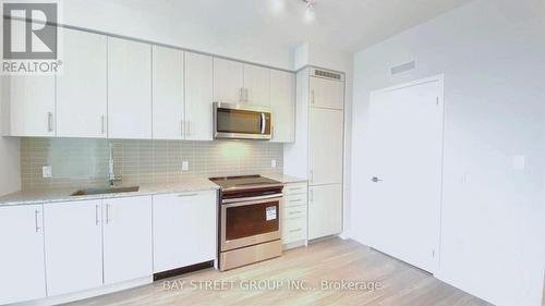 1919 - 4055 Parkside Village Drive, Mississauga, ON - Indoor Photo Showing Kitchen