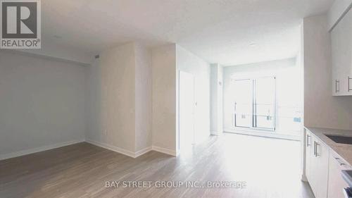 1919 - 4055 Parkside Village Drive, Mississauga, ON - Indoor Photo Showing Kitchen