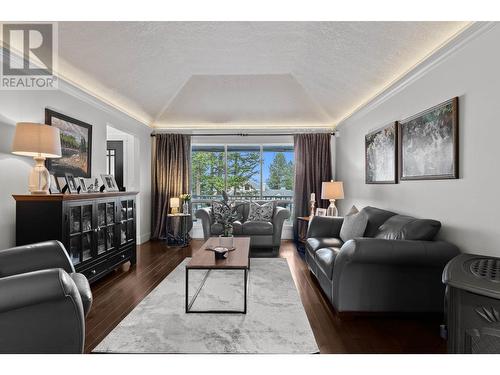 2010 Glenmohr Drive, Kamloops, BC - Indoor Photo Showing Living Room