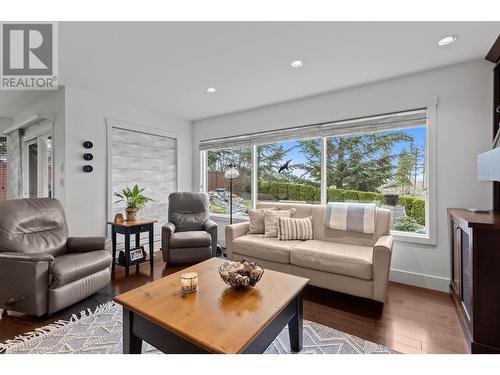 2010 Glenmohr Drive, Kamloops, BC - Indoor Photo Showing Living Room