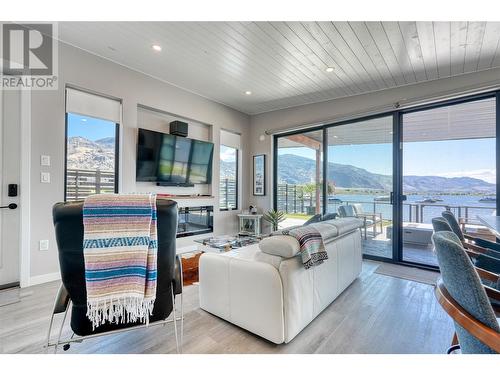 2501 Radio Tower Road Unit# 223, Oliver, BC - Indoor Photo Showing Living Room