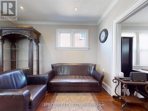 219 Queen Street W, Brampton (Downtown Brampton), ON - Indoor Photo Showing Living Room