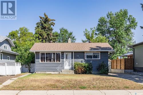 1342 Grandview Street W, Moose Jaw, SK - Outdoor