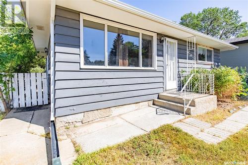 1342 Grandview Street W, Moose Jaw, SK - Outdoor