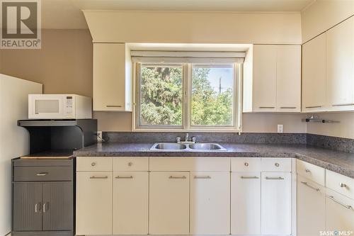 1342 Grandview Street W, Moose Jaw, SK - Indoor Photo Showing Kitchen With Double Sink