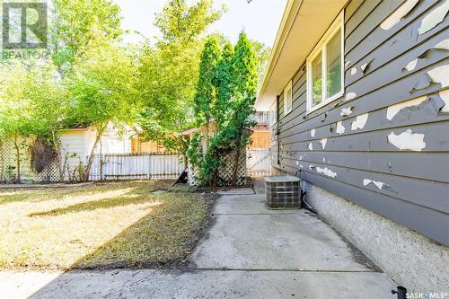 1342 Grandview Street W, Moose Jaw, SK - Outdoor