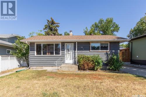 1342 Grandview Street W, Moose Jaw, SK - Outdoor