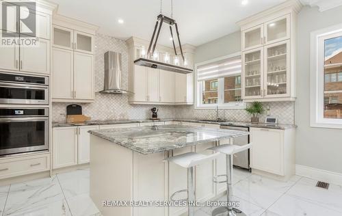 9 Bedouin Crescent, Brampton (Toronto Gore Rural Estate), ON - Indoor Photo Showing Kitchen With Upgraded Kitchen