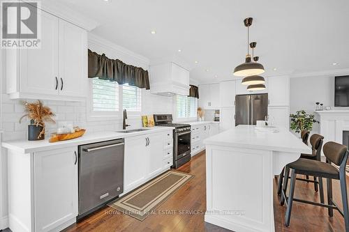 4499 Rogers Road, Burlington (Shoreacres), ON - Indoor Photo Showing Kitchen With Upgraded Kitchen