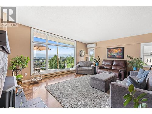 1301 Begley Road, Kelowna, BC - Indoor Photo Showing Living Room