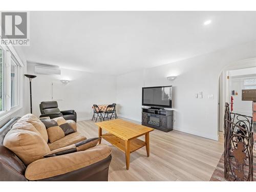 1301 Begley Road, Kelowna, BC - Indoor Photo Showing Living Room