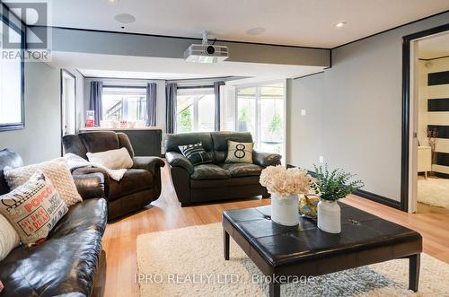 21 Coutts Court, Guelph, ON - Indoor Photo Showing Living Room