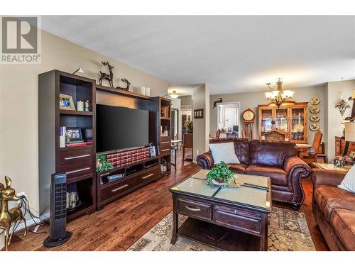 350 Davie Road Unit# 1, Kelowna, BC - Indoor Photo Showing Living Room