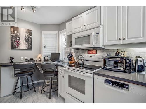 350 Davie Road Unit# 1, Kelowna, BC - Indoor Photo Showing Kitchen