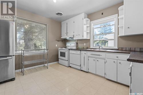 320 Bottomley Avenue S, Saskatoon, SK - Indoor Photo Showing Kitchen