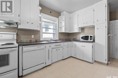 320 Bottomley Avenue S, Saskatoon, SK - Indoor Photo Showing Kitchen With Double Sink