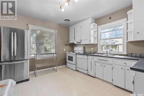 320 Bottomley Avenue S, Saskatoon, SK - Indoor Photo Showing Kitchen With Double Sink