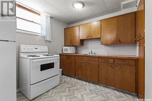 320 Bottomley Avenue S, Saskatoon, SK - Indoor Photo Showing Kitchen