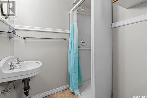 320 Bottomley Avenue S, Saskatoon, SK - Indoor Photo Showing Bathroom