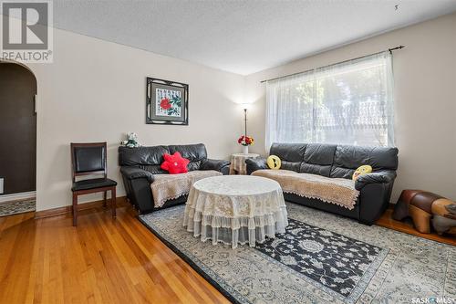 320 Bottomley Avenue S, Saskatoon, SK - Indoor Photo Showing Living Room