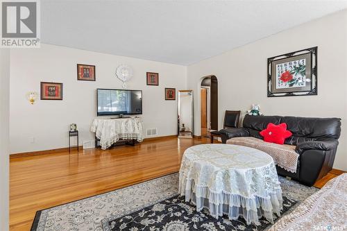 320 Bottomley Avenue S, Saskatoon, SK - Indoor Photo Showing Living Room