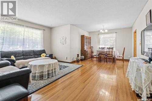 320 Bottomley Avenue S, Saskatoon, SK - Indoor Photo Showing Living Room