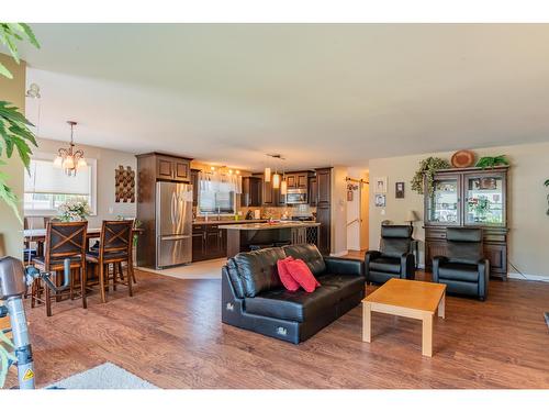 103 Johnson Road, Fruitvale, BC - Indoor Photo Showing Living Room